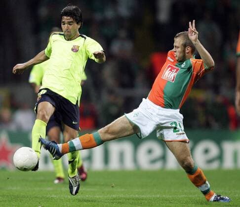 Deco (FC Barcelona, li.) gegen Daniel Jensen (Bremen) Fußball EC 1 Herren Champions League 2005 2006, SV Werder Bremen - FC Barcelona 0:2, Barca Gruppe Bremen Dynamik,