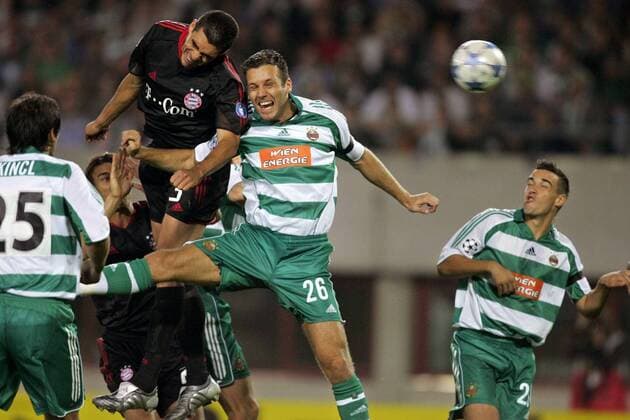 Lucio (Bayern, li.) gewinnt das Kopfballduell gegen Jozef Valachovic (Rapid Wien) Fußball EC 1 Herren Champions League 2005 2006, SK Rapid Wien - FC Bayern München 0:1 Gruppe Wien Dynamik, Kampf,