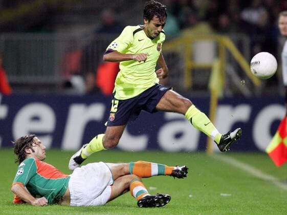 Giovanni van Bronckhorst (FC Barcelona, re.) überwindet Torsten Frings (Bremen) Fußball EC 1 Herren Champions League 2005 2006, SV Werder Bremen - FC Barcelona 0:2, Barca Gruppe Bremen Dynamik, Kampf,