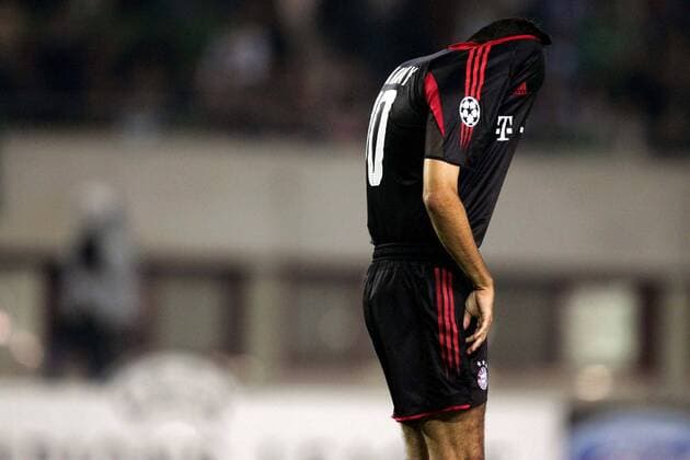 Roy Makaay (Bayern) vergräbt enttäuscht sein Gesicht unter seinem Trikot Fußball EC 1 Herren Champions League 2005 2006, FC Bayern München Einzelbild Wien Enttäuschung, Verzweiflung,