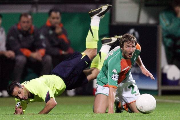 Ludovic Giuly (FC Barcelona, li.) fällt über Christian Schulz (Bremen) Fußball EC 1 Herren Champions League 2005 2006, SV Werder Bremen - FC Barcelona 0:2, Barca Gruppe Bremen Dynamik, Kampf,