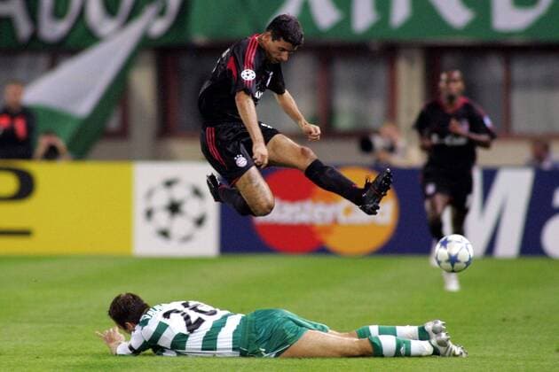 Roy Makaay (Bayern, o.) springt über Jozef Valachovic (Rapid Wien) Fußball EC 1 Herren Champions League 2005 2006, SK Rapid Wien - FC Bayern München 0:1 Gruppe Wien Dynamik,