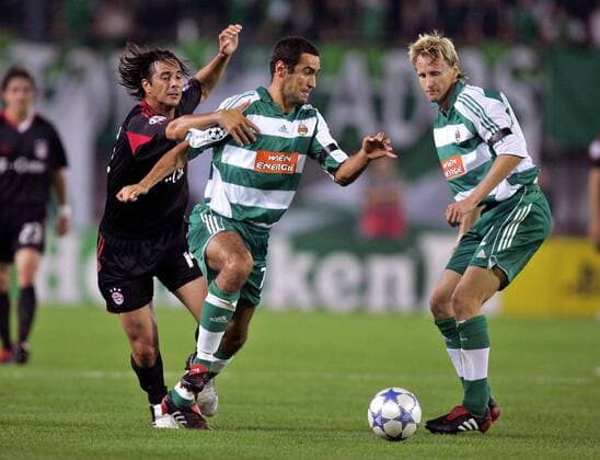 Peter Hlinka (Mitte) und Radek Bejbl (re., beide Rapid Wien) gegen Claudio Pizarro (Bayern) Fußball EC 1 Herren Champions League 2005 2006, SK Rapid Wien - FC Bayern München 0:1 Gruppe Wien Dynamik,