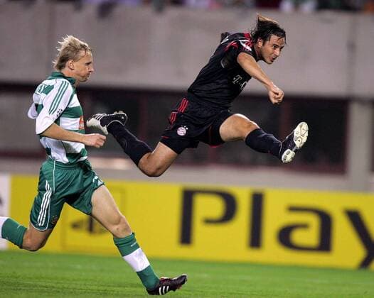 Claudio Pizarro (Bayern, re.) zieht ab, daneben Radek Bejbl (Rapid Wien) Fußball EC 1 Herren Champions League 2005 2006, SK Rapid Wien - FC Bayern München 0:1 Gruppe Wien Dynamik, Höhe, Überlegenheit
