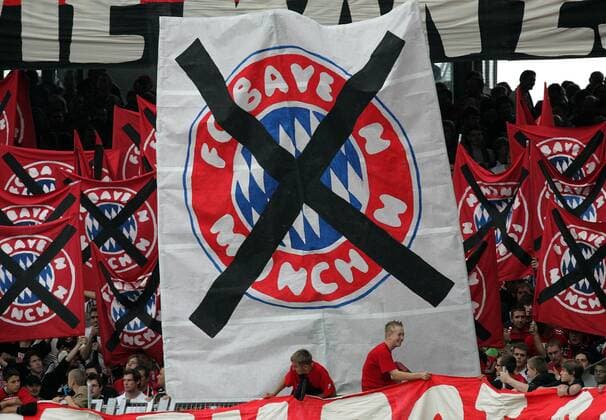 Die Nürnberger Fans demonstrieren mit Anti Bayern Plakaten den Hass gegenüber dem bayrischen Ligarivalen Fußball 1. BL Herren Saison 2005 2006, 1. FC Nürnberg - FC Bayern München 1:2 Totale Nürnberg