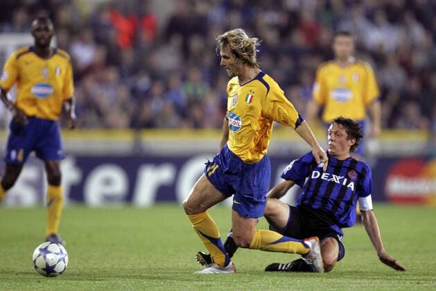 Pavel Nedved (Juventus, li.) gegen Gaetan Englebert (FC Brügge) -  Fußball EC 1 Herren Champions League 2005 2006, Club Brügge KV - Juventus Turin 1:2, Juve Gruppe Brügge Dynamik,