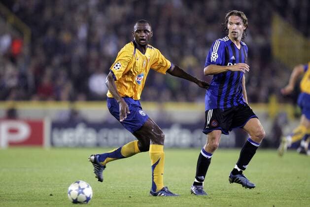 Patrick Vieira (Juventus, li.) und Sven Vermant (FC Brügge) halten sich lieber vom Ball fern... -  Fußball EC 1 Herren Champions League 2005 2006, Club Brügge KV - Juventus Turin 1:2, Juve Gruppe Brügge