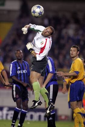 Torwart Christian Abbiati (Juventus) - Faustabwehr unter Staunen der anderen Spieler -  Fußball EC 1 Herren Champions League 2005 2006, Club Brügge KV - Juventus Turin 1:2, Juve Gruppe Brügge Dynamik, Höhe, Abwehr,