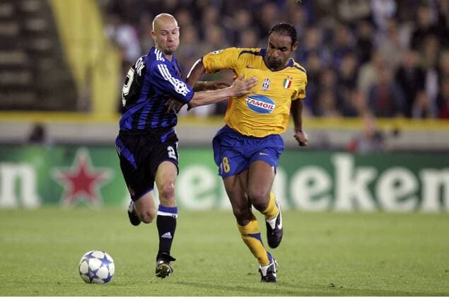 Olivier de Cock (FC Brügge, li.) gegen Emerson (Juventus) -  Fußball EC 1 Herren Champions League 2005 2006, Club Brügge KV - Juventus Turin 1:2, Juve Gruppe Brügge Dynamik,