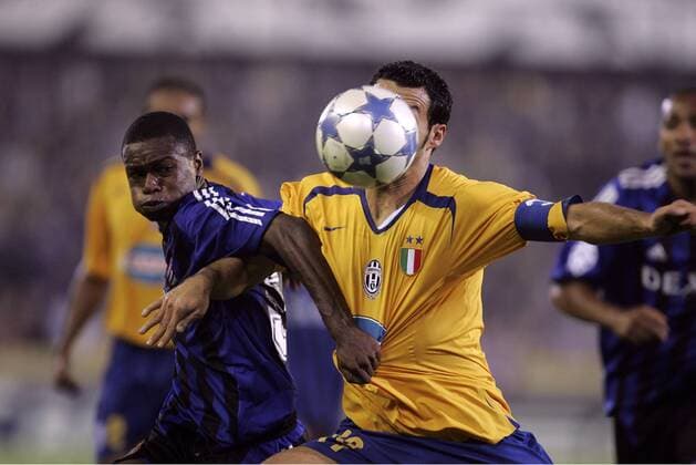 Jeanvion Yulu Matondo (FC Brügge, li.) gegen Gianluca Zambrotta (Juventus) -  Fußball EC 1 Herren Champions League 2005 2006, Club Brügge KV - Juventus Turin 1:2, Juve Gruppe Brügge Dynamik,