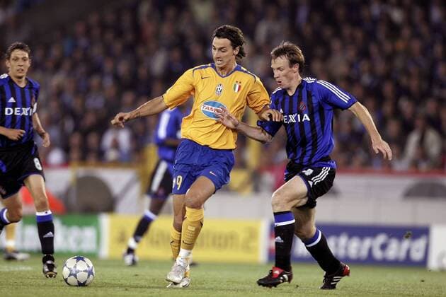 Zlatan Ibrahimovic (Juventus, li.) gegen Joos Valgaeren (FC Brügge) -  Fußball EC 1 Herren Champions League 2005 2006, Club Brügge KV - Juventus Turin 1:2, Juve Gruppe Brügge Dynamik,