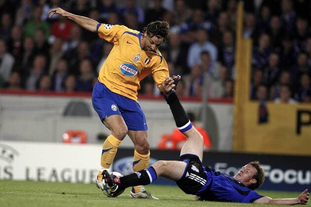 Zlatan Ibrahimovic (Juventus, li.) gegen Joos Valgaeren (FC Brügge) -  Fußball EC 1 Herren Champions League 2005 2006, Club Brügge KV - Juventus Turin 1:2, Juve Gruppe Brügge Dynamik,