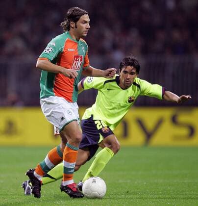Torsten Frings (Bremen, li.) gegen Deco (Barcelona) Fußball EC 1 Herren Champions League 2005 2006, SV Werder Bremen - FC Barcelona 0:2, Barca Gruppe Bremen Dynamik,