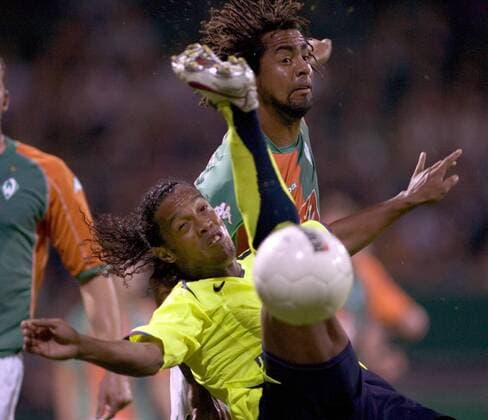Ronaldinho (FC Barcelona, li.) artistisch gegen Patrick Owomoyela (Bremen) Fußball EC 1 Herren Champions League 2005 2006, SV Werder Bremen - FC Barcelona 0:2, Barca Gruppe Bremen Dynamik,