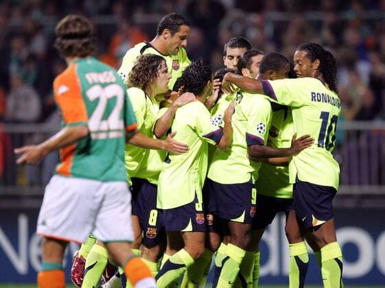 Torjubel Barcelona, vorn v. re.: Ronaldinho, Samuel Etoo, Xavi, Carles Puyol und Juliano Belletti (hi.) Fußball EC 1 Herren Champions League 2005 2006, SV Werder Bremen - FC Barcelona 0:2, Barca Gruppe Bremen Freude,