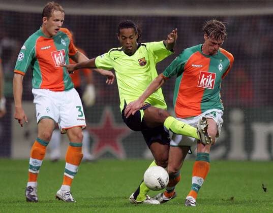 Ronaldinho (Barcelona, Mitte) verfehlt gegen Tim Borowski (re.) und Petri Pasanen (beide Bremen) den Ball Fußball EC 1 Herren Champions League 2005 2006, SV Werder Bremen - FC Barcelona 0:2, Barca Gruppe Bremen Dynamik,
