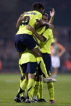 Torjubel FC Barcelona, dabei Ronaldinho (li.) und Rafael Marquez (re.) Fußball EC 1 Herren Champions League 2005 2006, FC Barcelona Gruppe Bremen Freude,