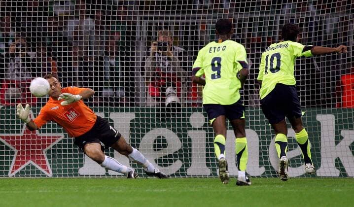 Ronaldinho (Barcelona, re.) verwandelt einen Elfmeter gegen Torwart Andreas Reinke (Bremen), dahinter Samuel Etoo (Barcelona) Fußball EC 1 Herren Champions League 2005 2006, SV Werder Bremen - FC Barcelona 0:2, Barca, Gruppe Bremen Dynamik,