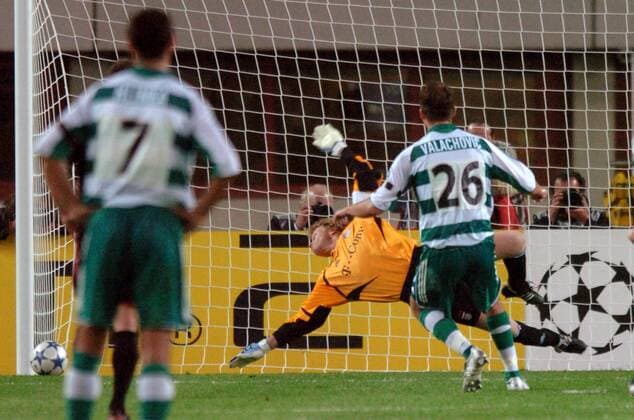 Jozef Valachovic (Rapid Wien) verschießt einen Elfmeter gegen Torwart Oliver Kahn (Bayern) Fußball EC 1 Herren Champions League 2005 2006, SK Rapid Wien - FC Bayern München 0:1 Gruppe Wien Dynamik,
