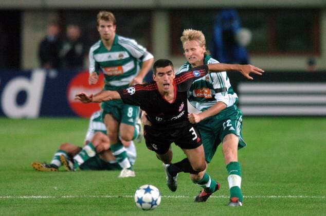 Lucio (Bayern, li.) wird von Radek Bejbl (Rapid Wien) gefoult Fußball EC 1 Herren Champions League 2005 2006, SK Rapid Wien - FC Bayern München 0:1 Gruppe Wien Dynamik,