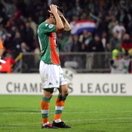 Johan Micoud (Bremen) rauft sich verzweifelt die Haare Fußball EC 1 Herren Champions League 2005 2006, SV Werder Bremen Einzelbild Bremen Enttäuschung, Verzweiflung,