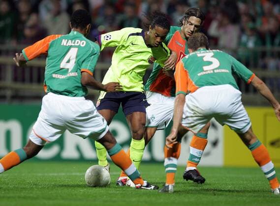Ronaldinho (Barcelona, Mitte) gegen Naldo (li.), Petri Pasanen (re.) und Torsten Frings (alle Bremen) Fußball EC 1 Herren Champions League 2005 2006, SV Werder Bremen - FC Barcelona 0:2, Barca Gruppe Bremen Dynamik,