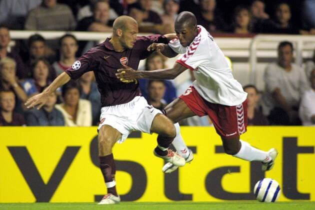 Fredrik Ljungberg (Arsenal, li.) gegen Jose Goncalves (Thun) -  Fußball EC 1 Herren Champions League 2005 2006, Arsenal London FC - FC Thun 2:1 Gruppe London Dynamik, Kampf,