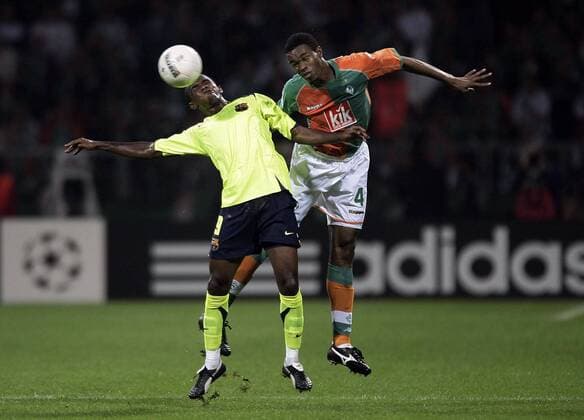 Samuel Etoo (Barcelona, li.) gegen Naldo (Bremen) Fußball EC 1 Herren Champions League 2005 2006, SV Werder Bremen - FC Barcelona 0:2, Barca Gruppe Bremen Dynamik, Kampf,