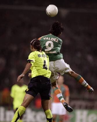 Nelson Haedo Valdez (Bremen, re.) gegen Rafael Marquez (Barcelona) Fußball EC 1 Herren Champions League 2005 2006, SV Werder Bremen - FC Barcelona 0:2, Barca Gruppe Bremen Dynamik, Kampf,