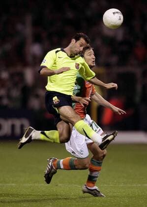 Ludovic Giuly (Barcelona, li.) gegen Christian Schulz (Bremen) Fußball EC 1 Herren Champions League 2005 2006, SV Werder Bremen - FC Barcelona 0:2, Barca Gruppe Bremen Dynamik, Kampf,