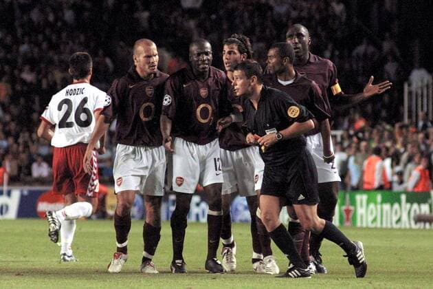 Die Spieler von Arsenal London beschweren sich bei FIFA Schiedsrichter Grzegorz Gilewski (Polen), v.li.: Fredrik Ljungberg, Lauren, Cesc Fabregas, Gilberto Silva und Sol Campbell -  Fußball EC 1 Herren Champions League 2005 2006, Arsenal London FC - FC Thun 2:1 Gruppe London
