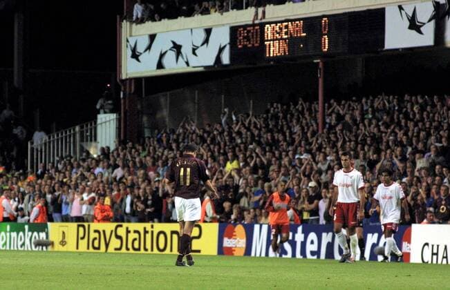 Robin Van Persie (Arsenal) - enttäuschter Abgang nach seinem Platzverweis -  Fußball EC 1 Herren Champions League 2005 2006, Arsenal London FC - FC Thun 2:1 Totale London Enttäuschung,