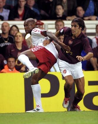 Jose Goncalves (Thun, li.) gegen Robert Pires (Arsenal) -  Fußball EC 1 Herren Champions League 2005 2006, Arsenal London FC - FC Thun 2:1 Gruppe London Dynamik, Kampf,