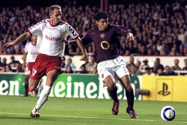 Jose Antonio Reyes (Arsenal, re.) gegen Alen Orman (Thun) -  Fußball EC 1 Herren Champions League 2005 2006, Arsenal London FC - FC Thun 2:1 Gruppe London Dynamik,
