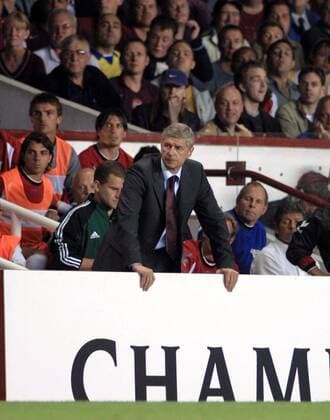 Trainer Arsene Wenger (Arsenal) nachdenklich an der Bande -  Fußball EC 1 Herren Champions League 2005 2006, Arsenal London FC, English Premier League, 1. Englische Liga Totale London Nachdenklichkeit,