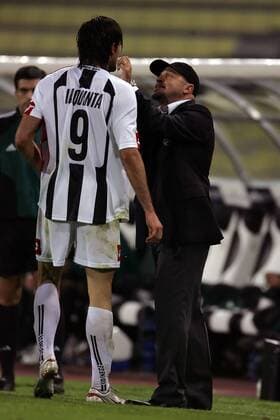 Trainer Serge Cosmi kümmert sich persönlich um Vincenzo Iaquinta (beide Udine) Fußball EC 1 Herren Champions League 2005 2006, Udinese Calcio, Serie A, 1. Italienische Liga, Gruppe Udine