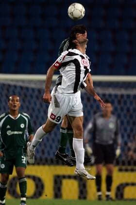 Vincenzo Iaquinta (Udine, vorn) im Kopfballduell, li. Morris (Panathinaikos) Fußball EC 1 Herren Champions League 2005 2006, Udinese Calcio - Panathinaikos Athen 3:0 Gruppe Udine Dynamik, Kampf, Höhe,