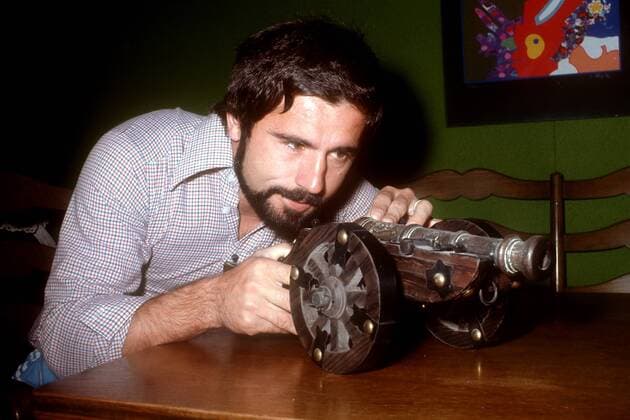 Gerd Müller (Bayern) zielt mit der Torjägerkanone auf weitere Trefferrekorde Fußball 1. BL Herren Saison 1976 1977, FC Bayern München Einzelbild Torjäger Kanone München