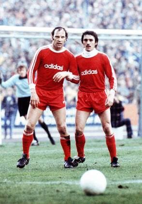 Franz Roth (li.) und Jupp Kapellmann (beide Bayern) in der Zweimannmauer Fußball 1. BL Herren Saison 1975 1976, FC Bayern München, Vdia Gruppe München
