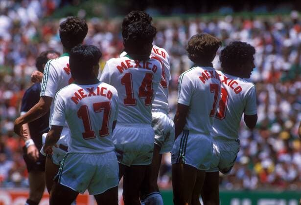 Freistoßmauer Mexiko v.li.: Raul Servin, Felix Cruz (14), Miguel Espana (7) und Hugo Sanchez Fußball WM Herren Weltmeisterschaft 1986, Länderspiel, Nationalmannschaft, Nationalteam, Gruppe B, Vdia Gruppe Mexico City, Mexiko Stadt Abwehr,