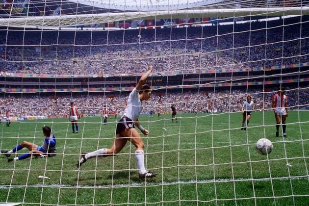 Torschütze Gary Lineker (England) dreht jubelnd ab, Torwart Roberto Fernandez (Paraguay) liegt geschlagen am Boden Fußball WM Herren Weltmeisterschaft 1986, Nationalmannschaft, Nationalteam, Nationaltrikot, Länderspiel, Achtelfinale Totale Estadio Azteca, Aztekenstadion, Azteken Stadion Mexiko Stadt, Mexico City Dynamik, Begeisterung, Freude,