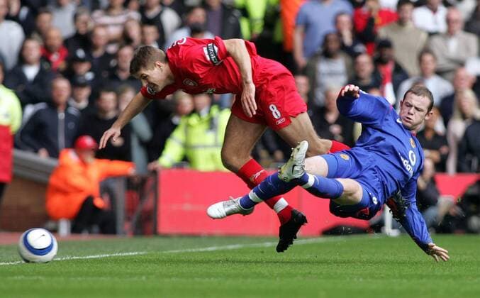 Steven Gerrard (Liverpool, li.) wird von Wayne Rooney (Manchester United) durch die Luft gewirbelt -  Fußball Herren English Premier League 2005 2006, 1. Englische Liga, FC Liverpool - Manchester United 0:0, ManU Gruppe Liverpool Dynamik, Kampf,