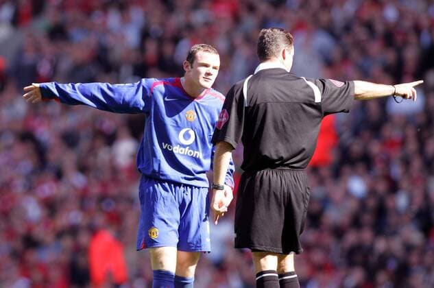 Wayne Rooney (Manchester United) hilft FIFA Schiedsrichter Robert Styles sich zu orientieren -  Fußball Herren English Premier League 2005 2006, 1. Englische Liga, Manchester United, ManU Gruppe Liverpool