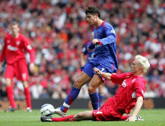 Cristiano Ronaldo (Manchester United, li.) gegen Sami Hyypiä (Liverpool) -  Fußball Herren English Premier League 2005 2006, 1. Englische Liga, FC Liverpool - Manchester United 0:0, ManU Gruppe Liverpool Dynamik, Kampf,