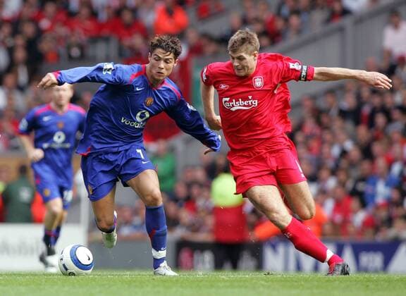 Cristiano Ronaldo (Manchester United, li.) im Laufduell gegen Steven Gerrard (Liverpool) -  Fußball Herren English Premier League 2005 2006, 1. Englische Liga, FC Liverpool - Manchester United 0:0, ManU Gruppe Liverpool Dynamik, Kampf,