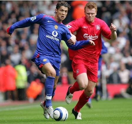 Cristiano Ronaldo (Manchester United, li.) gegen John Arne Riise (Liverpool) -  Fußball Herren English Premier League 2005 2006, 1. Englische Liga, FC Liverpool - Manchester United 0:0, ManU Gruppe Liverpool Dynamik,