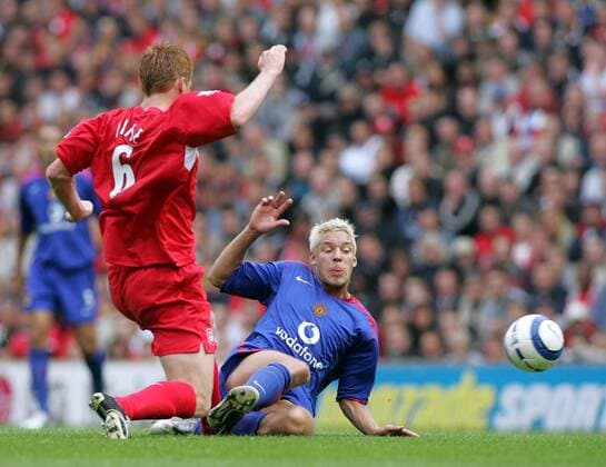 Alan Smith (Manchester United, re.) gegen John Arne Riise (Liverpool) -  Fußball Herren English Premier League 2005 2006, 1. Englische Liga, FC Liverpool - Manchester United 0:0, ManU Gruppe Liverpool Dynamik, Kampf,