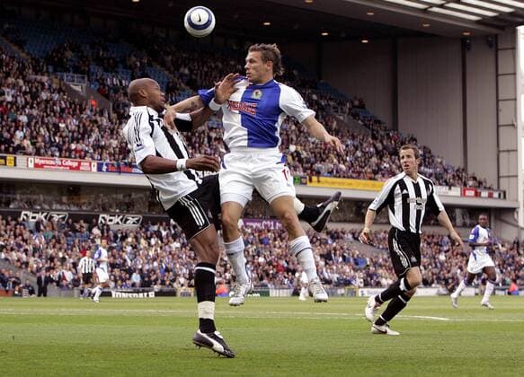 Craig Bellamy (Blackburn, Mitte) gegen Lean Alain Boumsong (Newcastle) - EDITORIAL USE ONLY. No use with unauthorised audio, video, data, fixture lists, club league logos or live services. Online in-match use limited to 120 images, no video emulation. No use in betting, games or single club league player publications. Fußball Herren English Premier League 2005 2006, 1. Englische Liga, Blackburn Rovers - Newcastle United Gruppe Blackburn Dynamik,