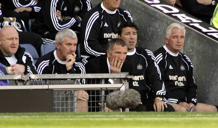 Die Bank von Newcastle mit Trainer Graeme Souness (Mitte) wirkt nachdenklich - EDITORIAL USE ONLY. No use with unauthorised audio, video, data, fixture lists, club league logos or live services. Online in-match use limited to 120 images, no video emulation. No use in betting, games or single club league player publications. Fußball Herren English Premier League 2005 2006, 1. Englische Liga, Newcastle United Gruppe Blackburn Nachdenklichkeit,