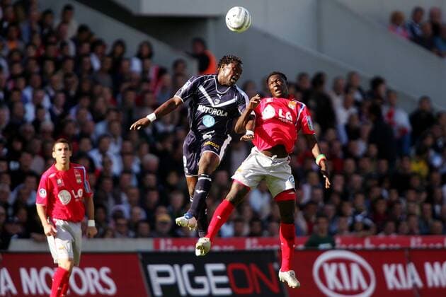 Jean Claude Darcheville (Bordeaux, li.) gegen Mahamadou Diarra (Lyon) Fußball Herren Ligue Une 2005 2006, 1. Französische Liga, Girondins Bordeaux - Olympique Lyonnais 1:1, OL Gruppe pan10835 Bordeaux Dynamik, Höhe,  